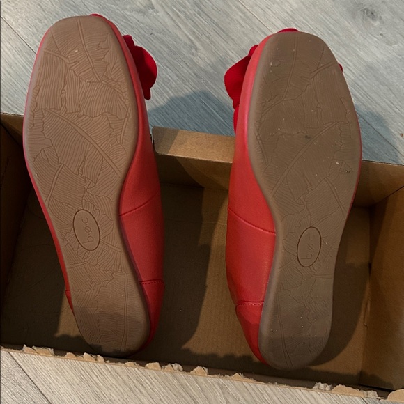 b.o.c. Women's Red Flats with Floral Detail - Picture 5 of 6